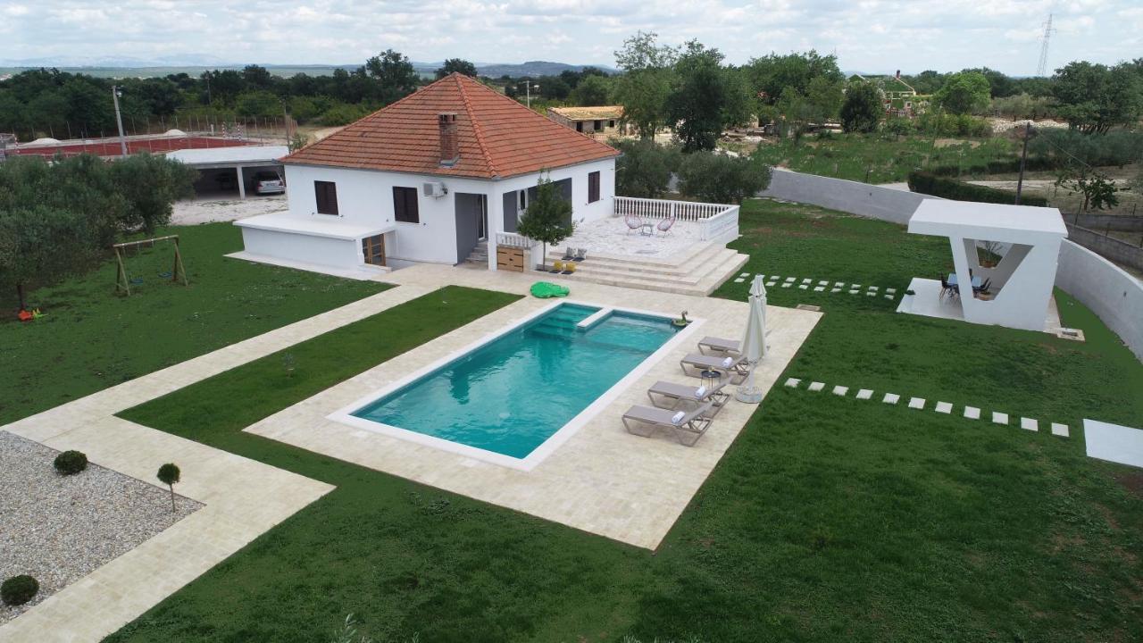 S&I Peaceful Holiday Home With Pool & Jacuzzi Galovac  Exterior foto