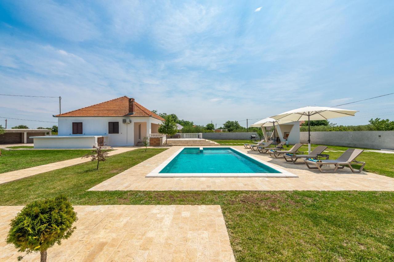 S&I Peaceful Holiday Home With Pool & Jacuzzi Galovac  Exterior foto