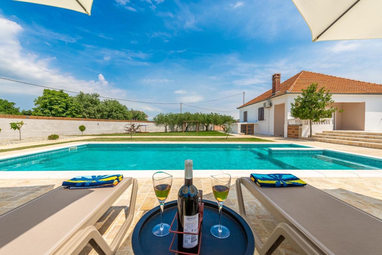 S&I Peaceful Holiday Home With Pool & Jacuzzi Galovac  Exterior foto