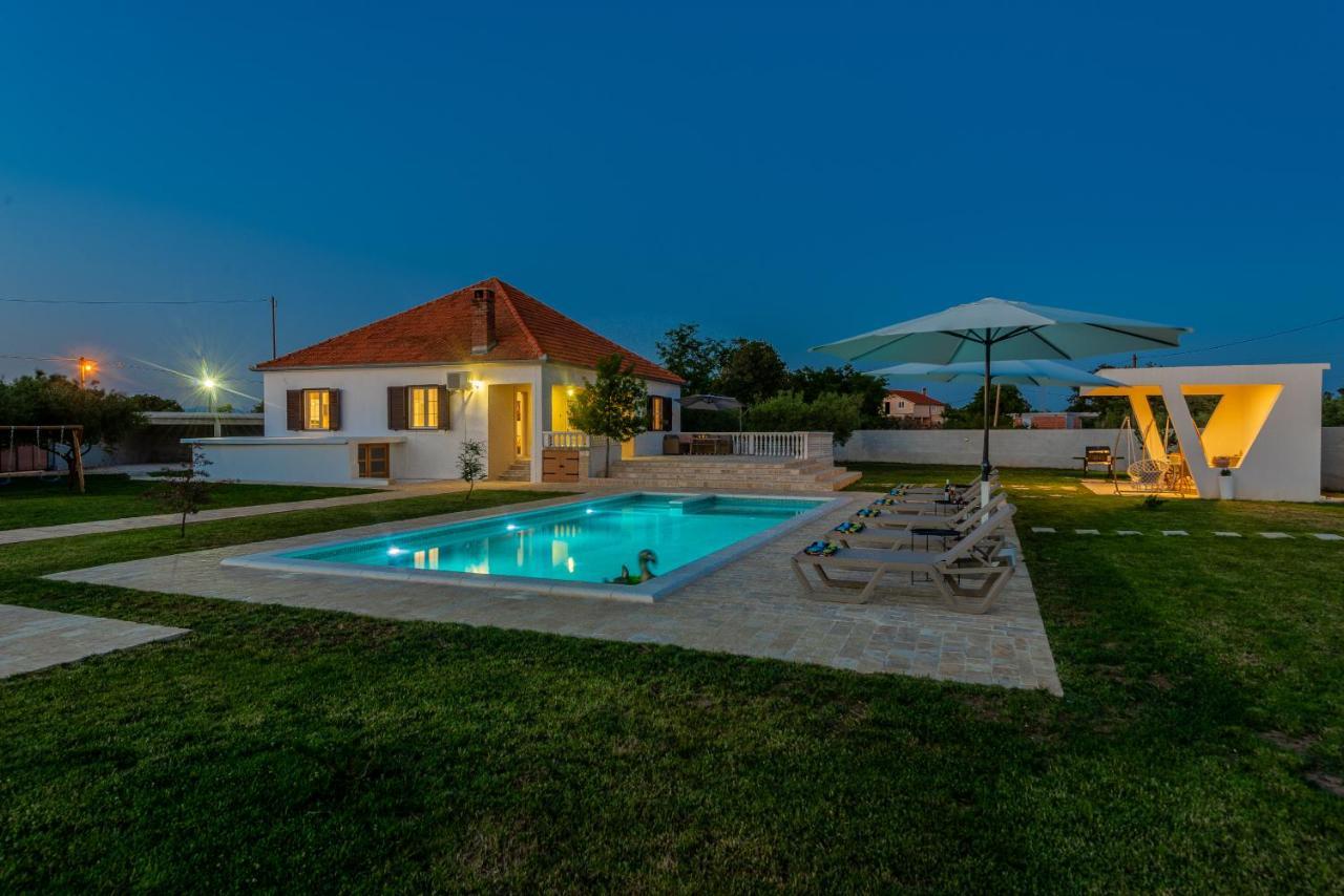 S&I Peaceful Holiday Home With Pool & Jacuzzi Galovac  Exterior foto