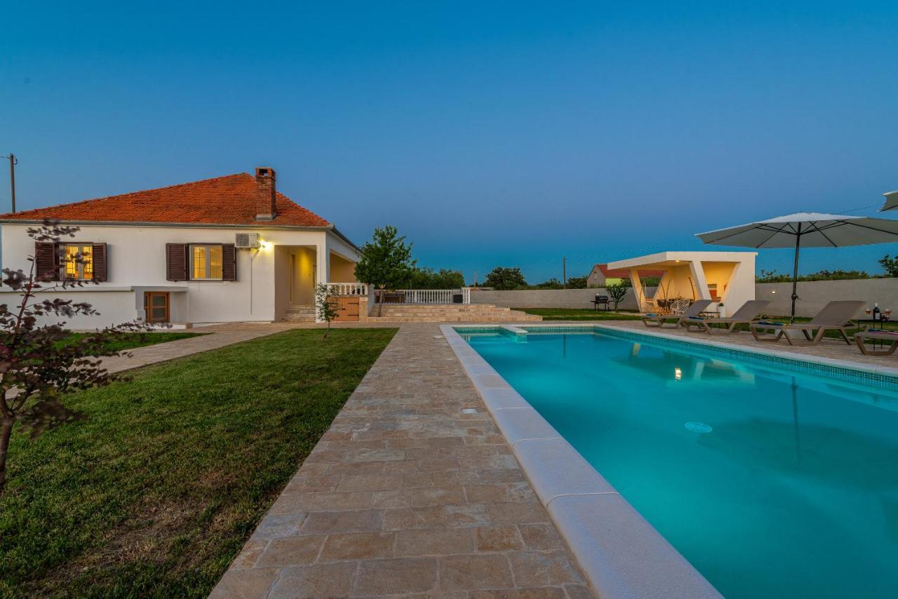 S&I Peaceful Holiday Home With Pool & Jacuzzi Galovac  Exterior foto