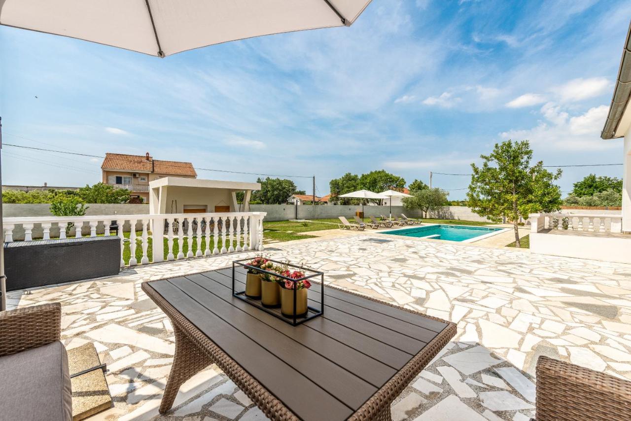 S&I Peaceful Holiday Home With Pool & Jacuzzi Galovac  Exterior foto
