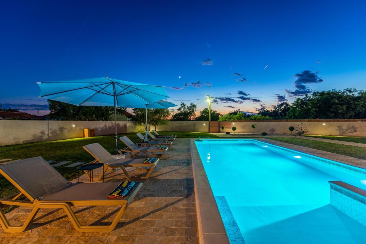 S&I Peaceful Holiday Home With Pool & Jacuzzi Galovac  Exterior foto