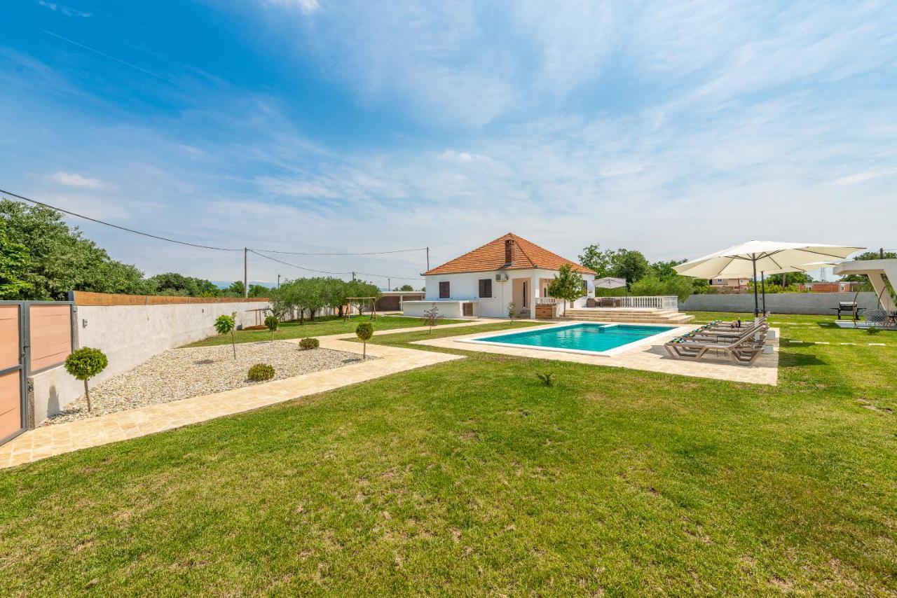 S&I Peaceful Holiday Home With Pool & Jacuzzi Galovac  Exterior foto